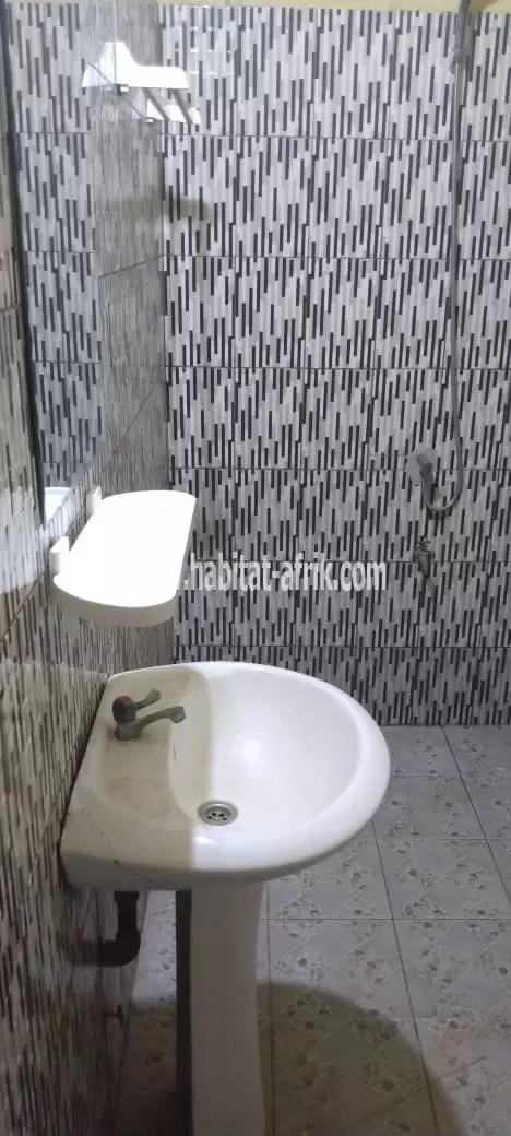 Je mets en location un appartement d’une studio Pièce wc douche et cuisine seul a l’étage situé à kegue reveil d’or lome togo