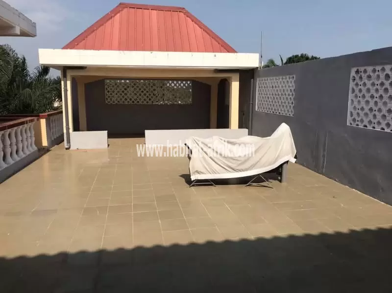 Je mets en location une villa à etage de 06 chambres 02 dépendances a Hedzranawoe amangotigome lome togo