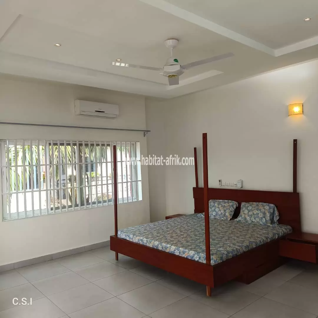 VILLA DUPLEXE TRÈS HAUT STANDING AVEC TITRE FONCIER PERSONNEL À VENDRE À COTONOU AGLA VON FILAO NON LOIN DU PAVÉ.  Disponible en vente une très belle villa très haut standing de  6 chambres, 2 salons, 2 boyeries et 2 cuisines, chaque chambre avec sa douch