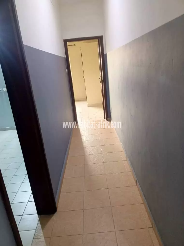 DES APPARTEMENT F4 À LOUER À COTONOU EN PLEIN CŒUR DE LA VILLE NON LOIN DU MARCHÉ TOKPA au 2 ème étage_ 