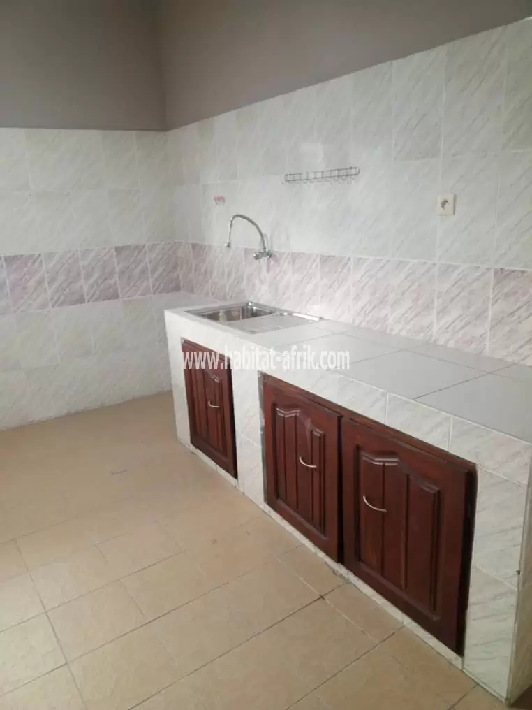 DES APPARTEMENT F4 À LOUER À COTONOU EN PLEIN CŒUR DE LA VILLE NON LOIN DU MARCHÉ TOKPA au 2 ème étage_ 