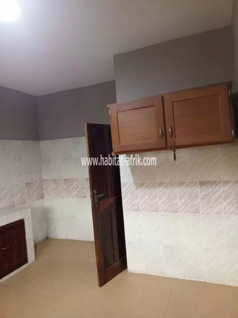 DES APPARTEMENT F4 À LOUER À COTONOU EN PLEIN CŒUR DE LA VILLE NON LOIN DU MARCHÉ TOKPA au 2 ème étage_ 