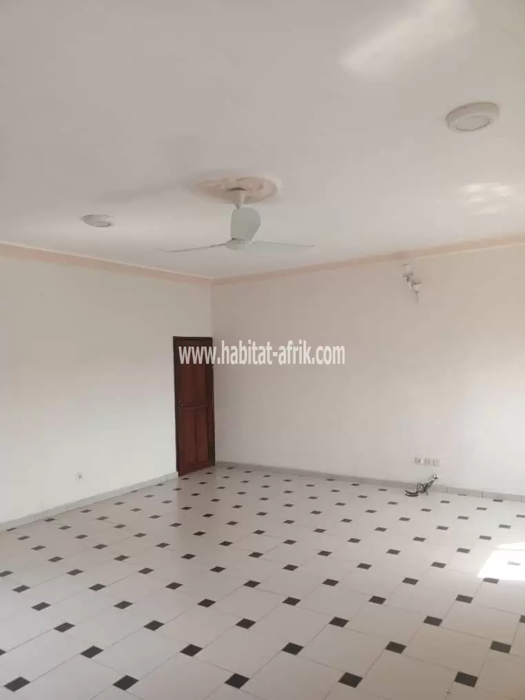 DES APPARTEMENT F4 À LOUER À COTONOU EN PLEIN CŒUR DE LA VILLE NON LOIN DU MARCHÉ TOKPA au 2 ème étage_ 