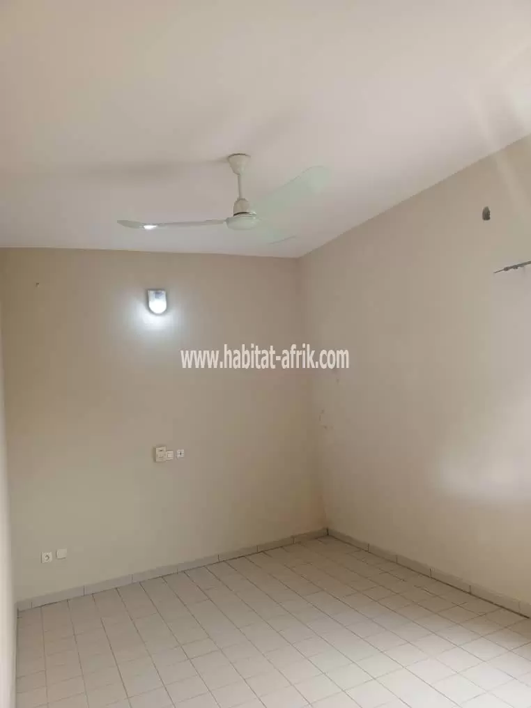 DES APPARTEMENT F4 À LOUER À COTONOU EN PLEIN CŒUR DE LA VILLE NON LOIN DU MARCHÉ TOKPA au 2 ème étage_ 