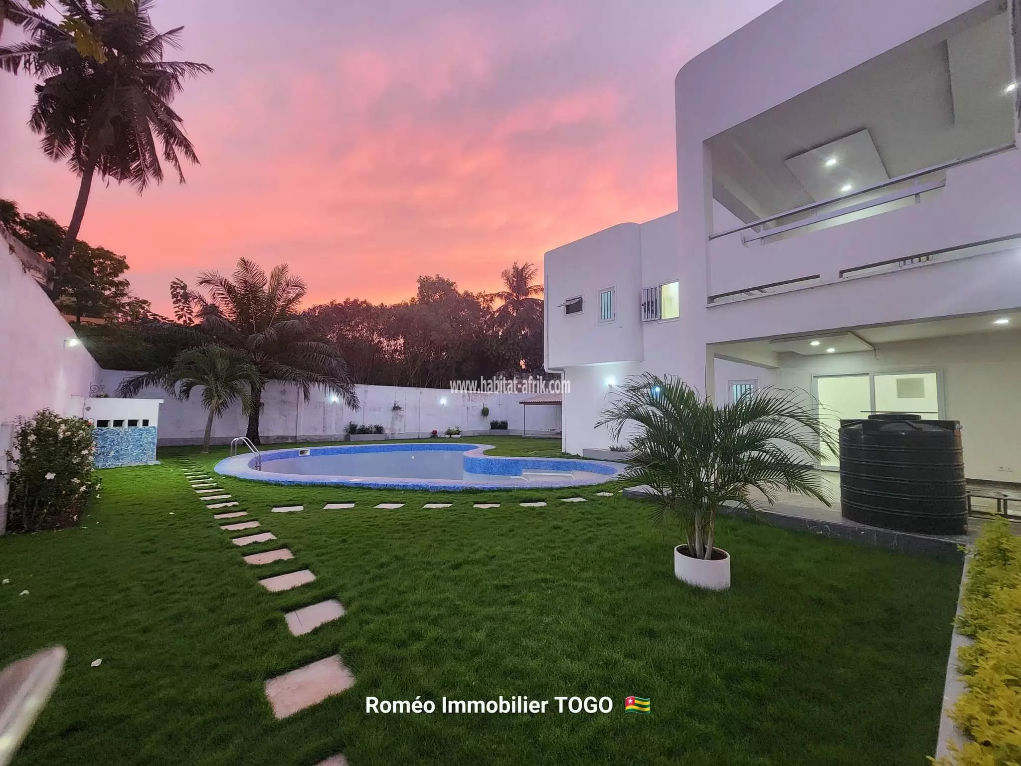 Villa nouvelle construction avec  piscine  au centre-ville de Lomé 