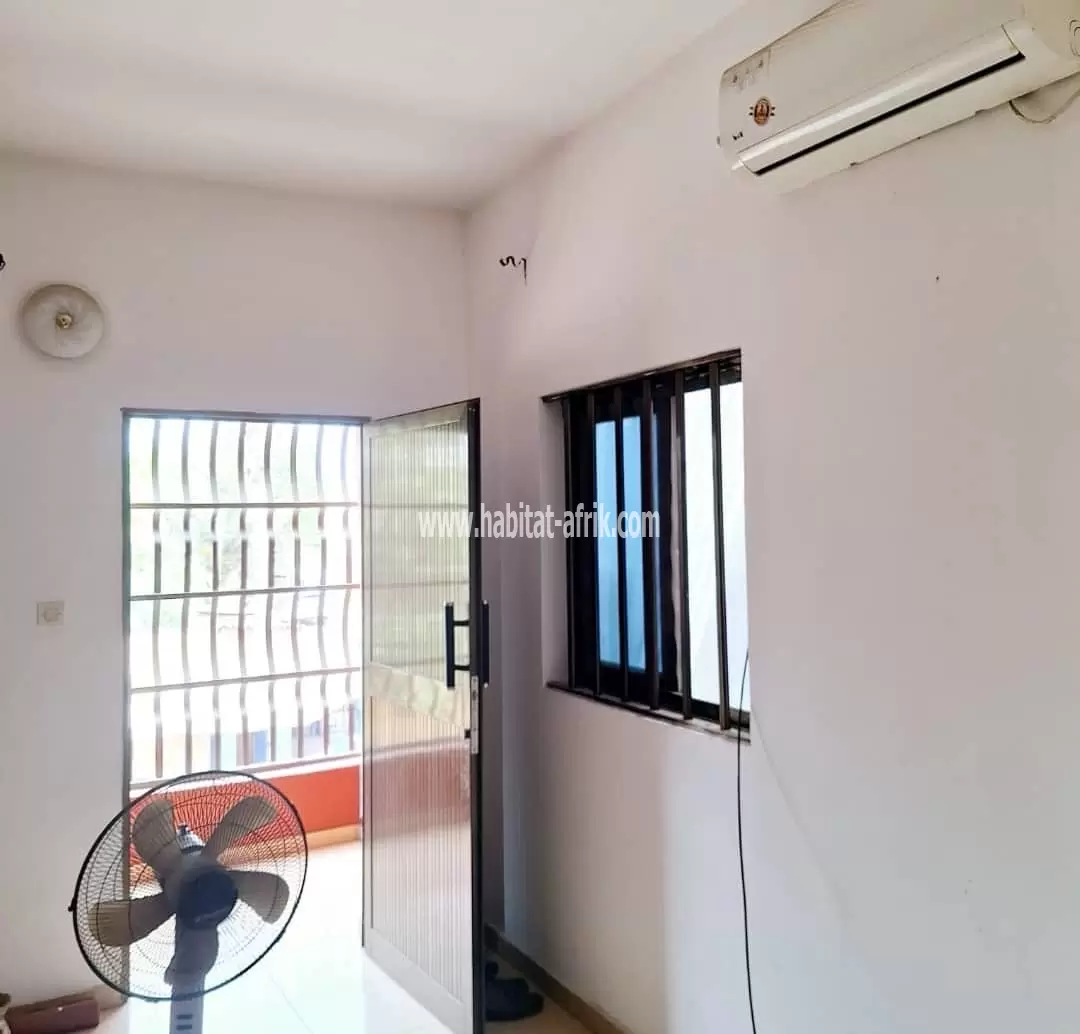 Je mets en location une maison de cinq (5) chambres salon à Agbalepedo lome togo