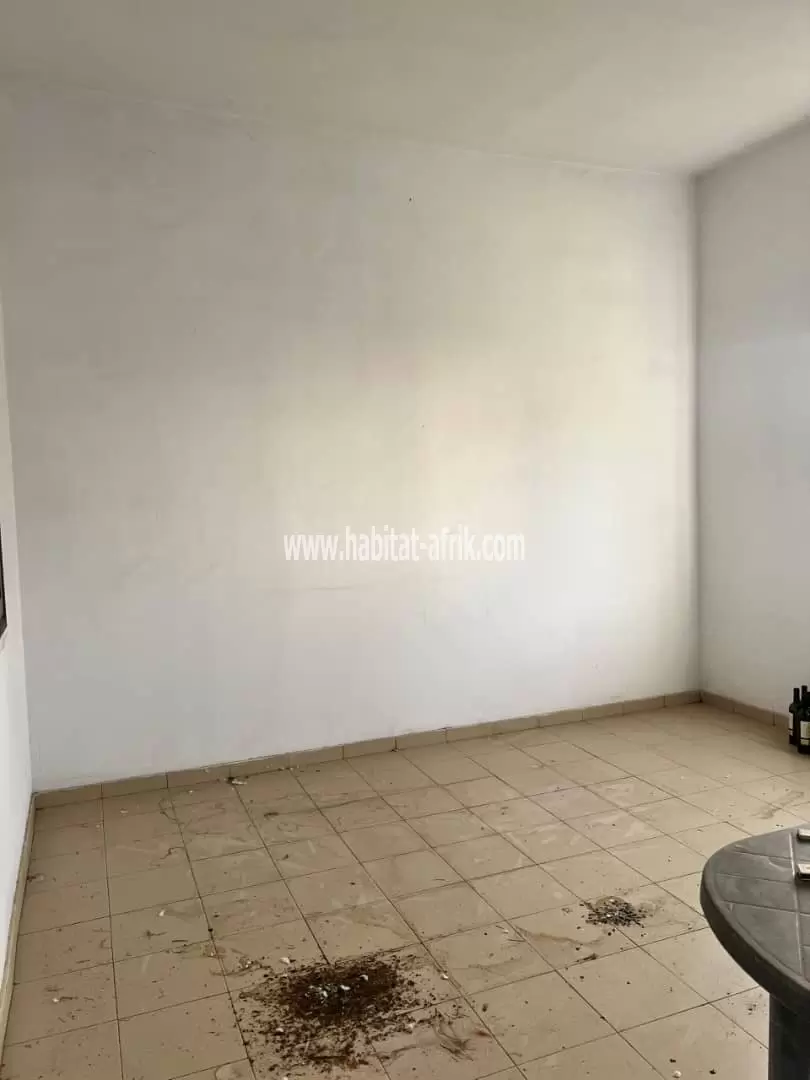 Je mets en location un immeuble comportant des bureaux et de grandes hall garage 15 voitures a djidjolé lome togo