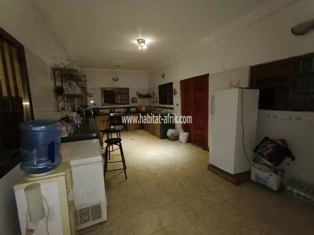 Je mets en vente une villa duplex de 8 chambres 2 salon au CEG baguida lome togo