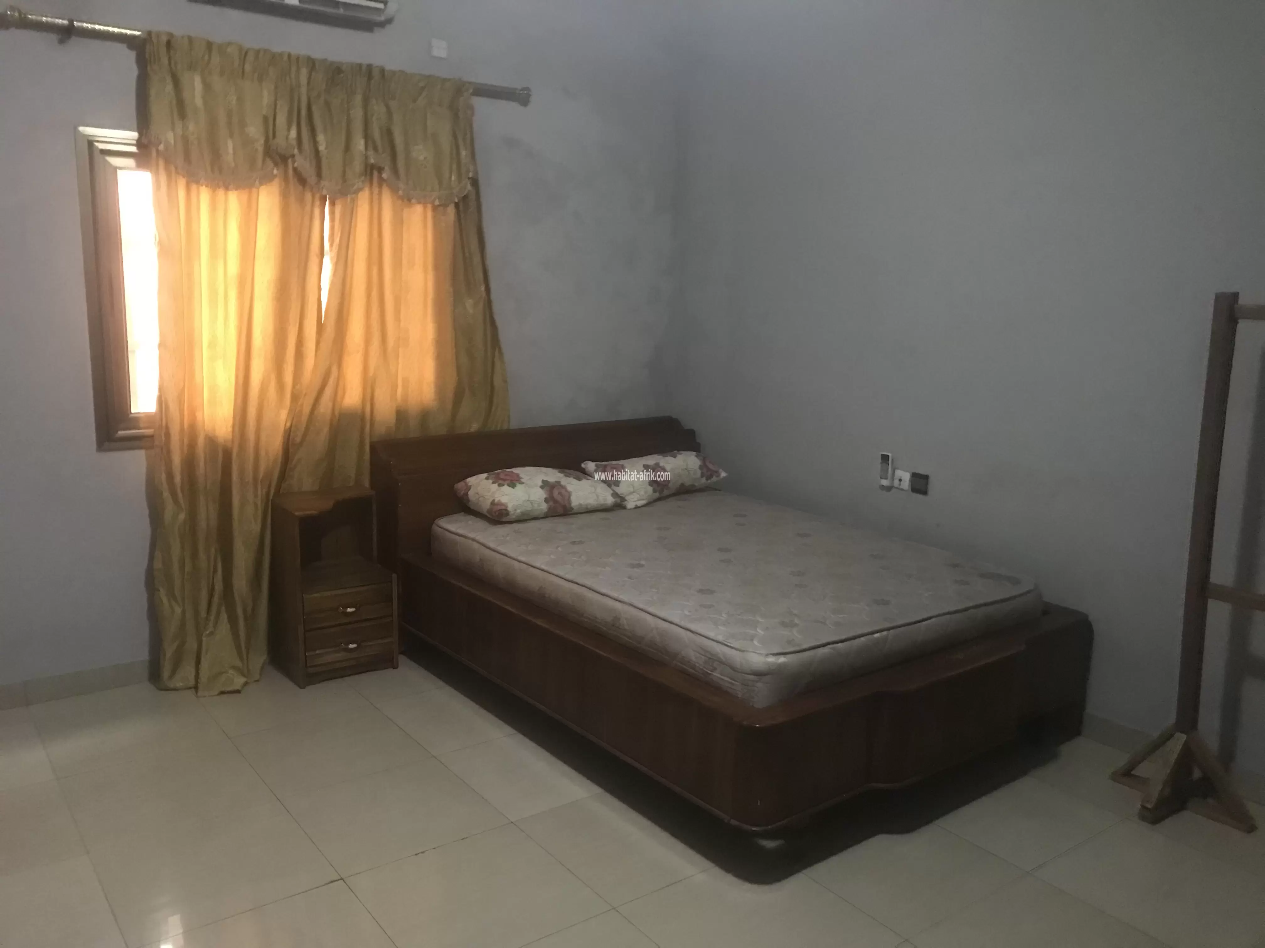 Je mets en location une maison meublée de quatre (4) chambres salon à atsiegou togo2000 à côté de la station d’essence fastar lome togo
