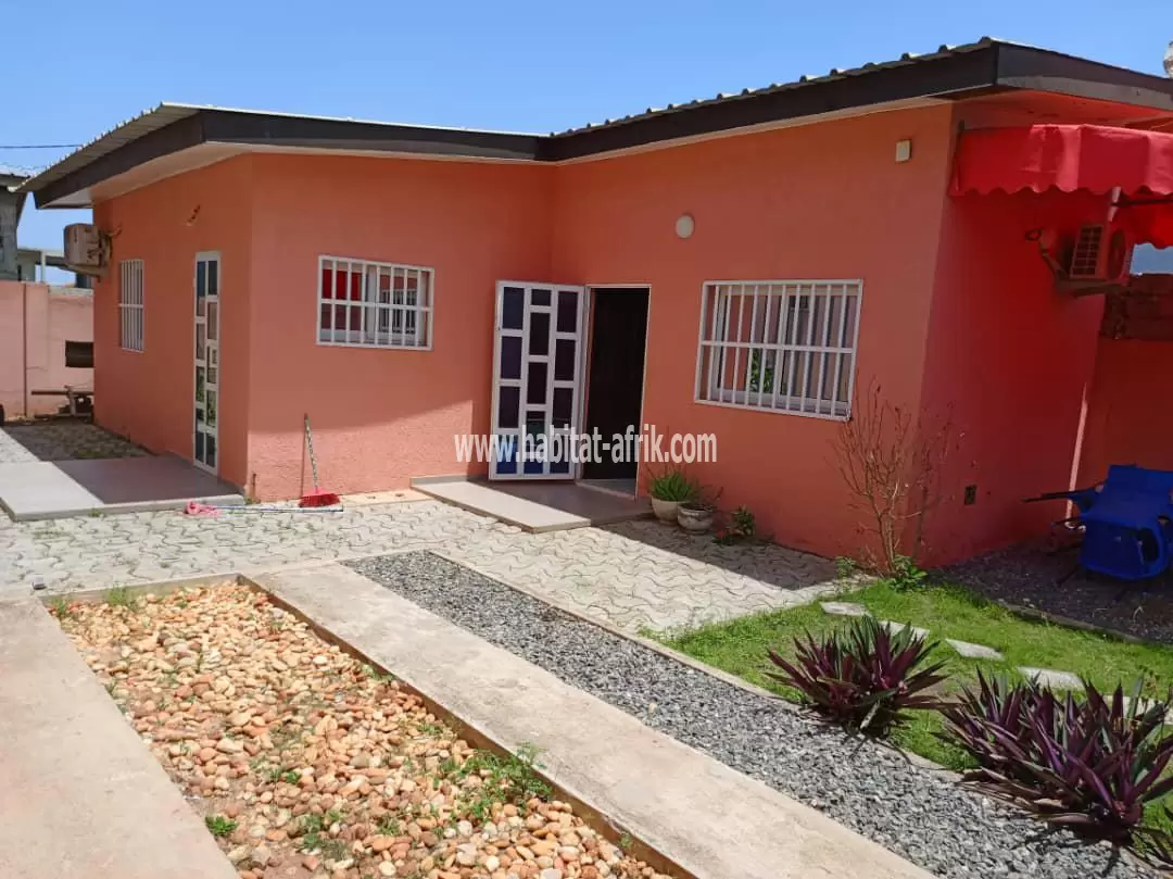 Je mets en location une villa meublé de 02 chambre salon 2wcd interne cuisine avec un garage pour 02 voiture à adidogome cité mokpokpo