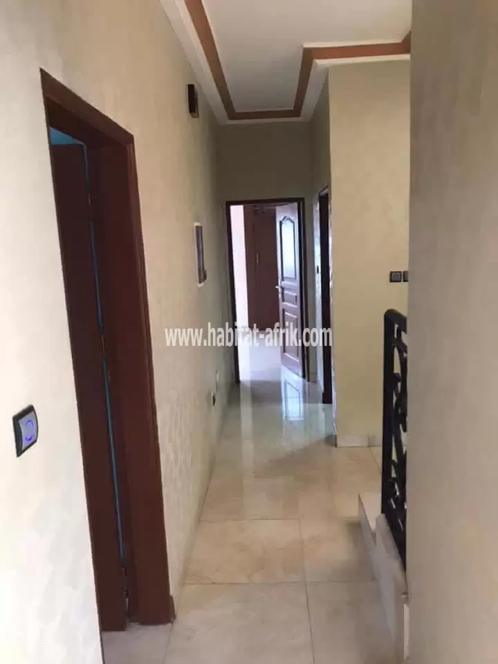 Je mets une   LOCATION VILLA DUPLEX     Kegue kpatcha - 450k- 05 chambres  MAISON DUPLEX 05 CHAMBRES ET 01 DÉPENDANCE AVEC JARDIN GARAGE POUR 2 VOITURE AU QUARTIER KEGUE KPATCHA 14 VILLA LOME TOGO  AU REZ-DE-CHAUSSÉE  01 CHAMBRES ( SALON CLIMATISÉ ) CUISI