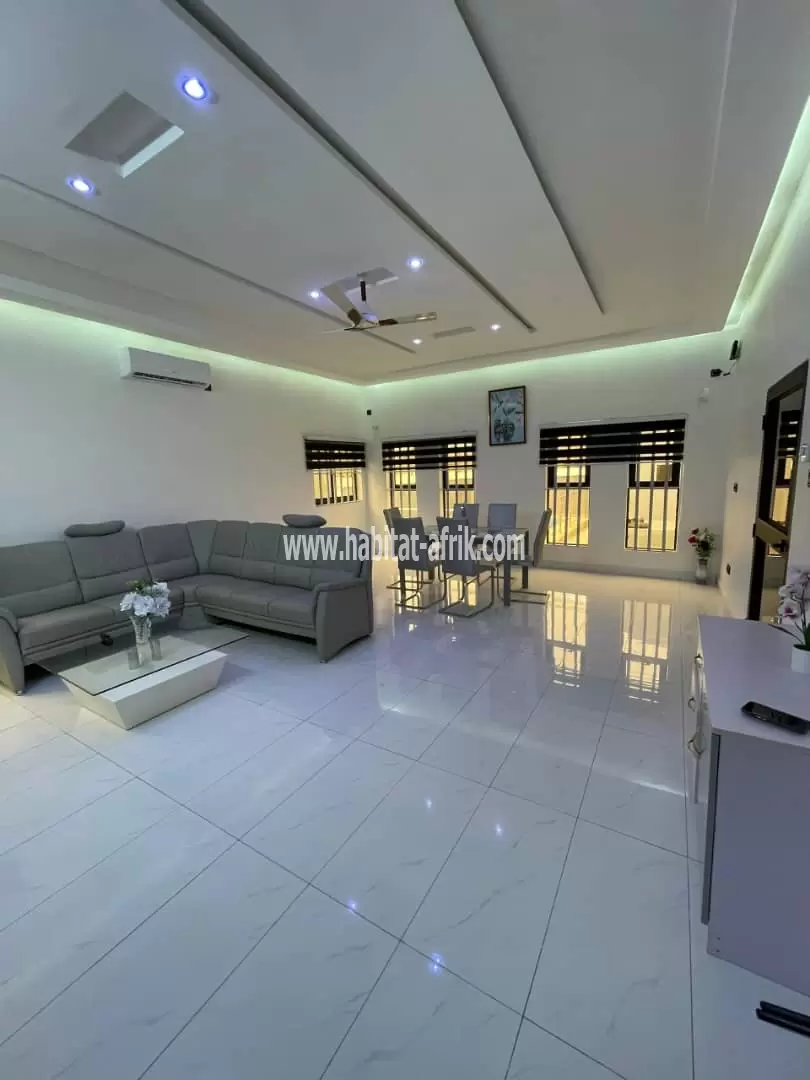 Je mets en location une villa duplex meublée de 5 chambres salon piscine jardin à Avepozo agodeke LOME togo