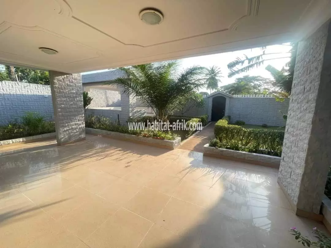 A louer villa à piscine 4 chambres salon à la caisse lome togo