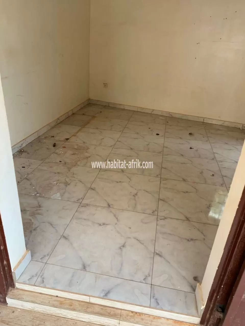 Boutique a louer avec dwc situé non loin du carrefour logote lome togo
