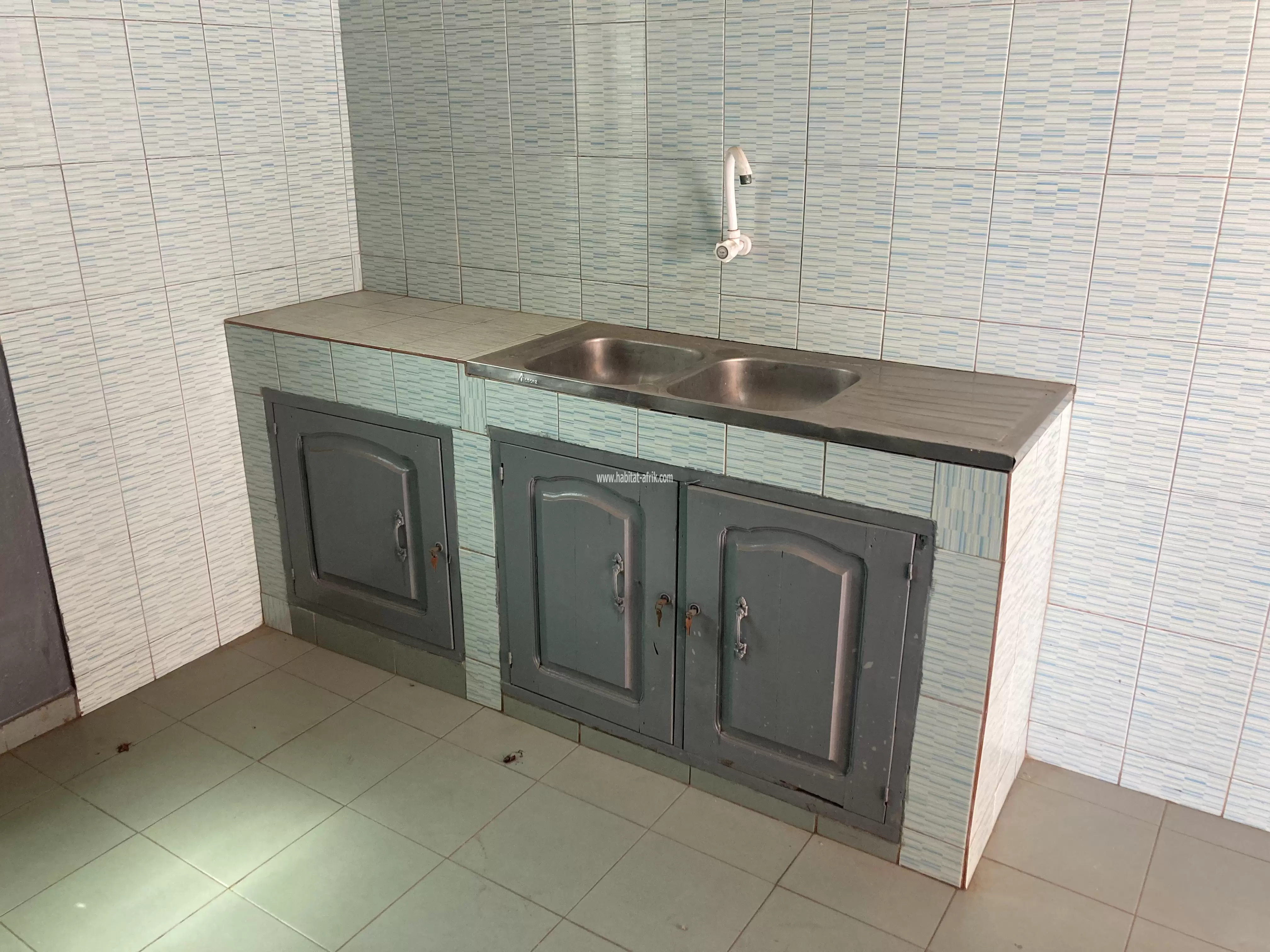 Je mets en location un appartement anglais cour unique a l’étage de 2 chambres salon wcd cuisine terrasse balcon paillote derrière la foire togo2000 lycée technique atsiegou lome togo