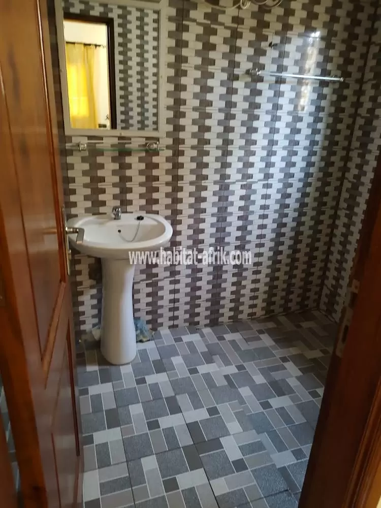 Je mets en location une villa meublée de deux chambres salon jardin a adidogome logote 150m du goudron lome togo