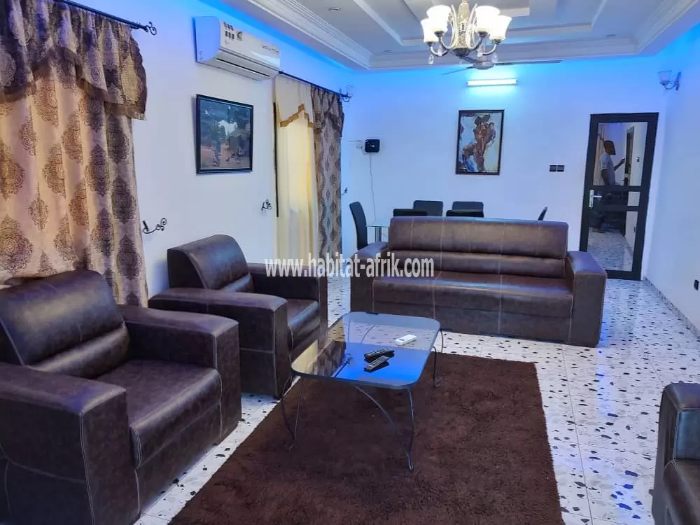 Je mets en location un logement meublé de 2 chambres salon situé a logote 150 mètres du goudron lome togo