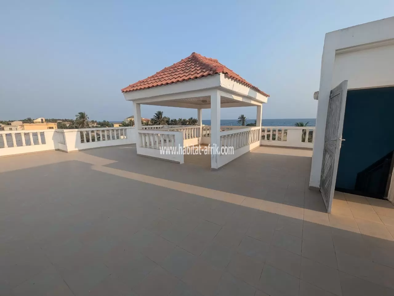 Je mets en vente une villa duplex de 4 chambres salon avec un grand espace et un joli jardin fleuri à baguida 350m du goudron lome aneho