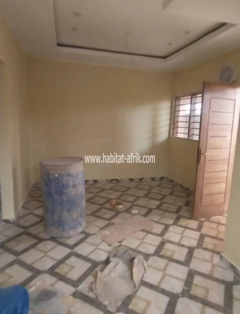 Je mets en location une villa cour unique de 2 chambres salon a kegue klobatem lome togo
