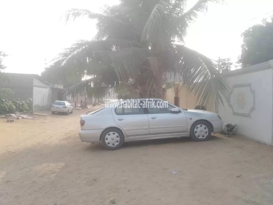 Je mets en vente une villa de 3 chambres salon sur demi lot a agbavi 50m du goudron lome togo