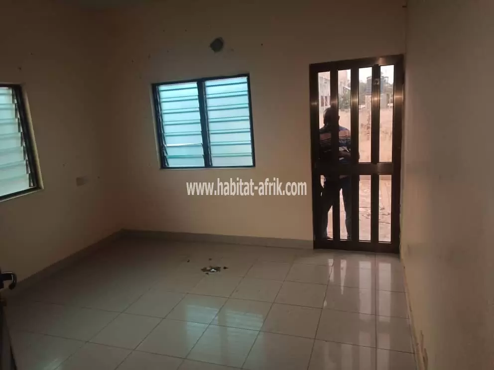 Je mets en vente une villa duplex de 05 chambres salon sur demi lot a adidogome lycée moderne lome togo