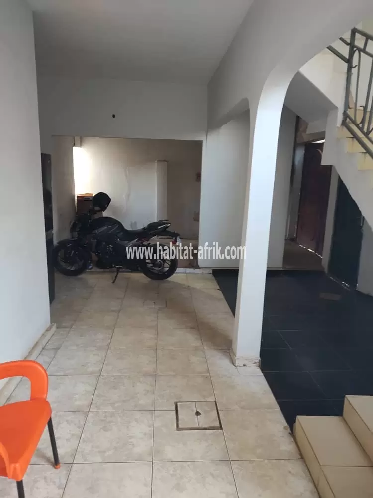 Je mets en location un immeuble de deux niveaux à Avedji limousine lome Togo 