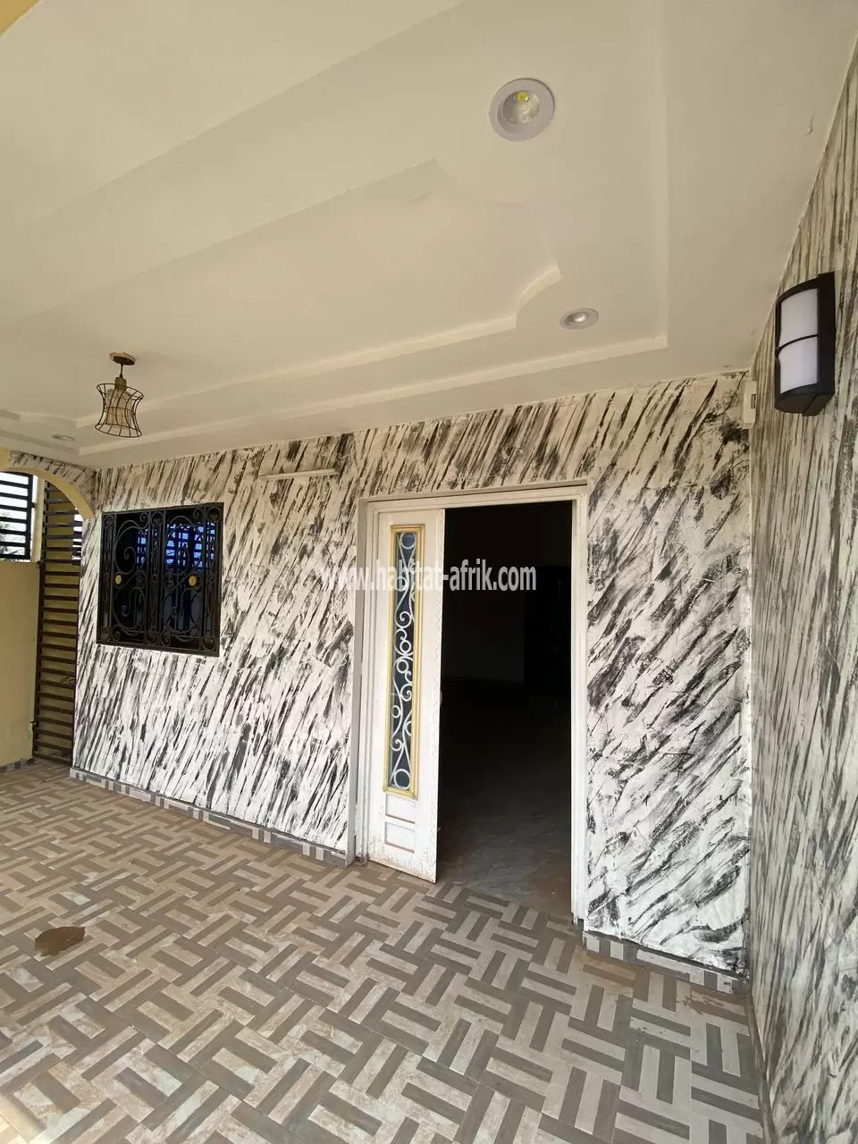 Je mets en location une villa a etage de 4 chambres 02 salons a adidogome sagbado lome togo