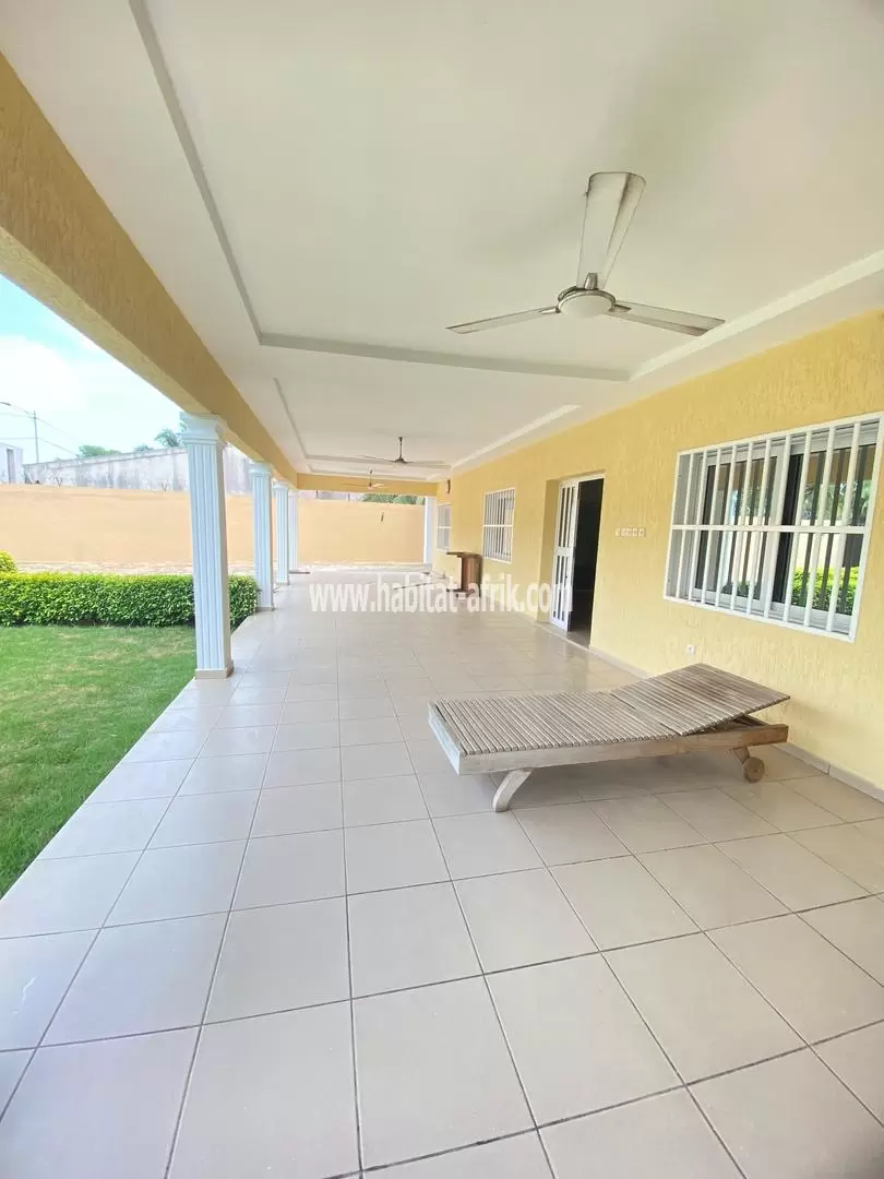 Je mets en location une grande villa avec jardin piscine 04 chambres plus 03 dépendance à GTA lome togo