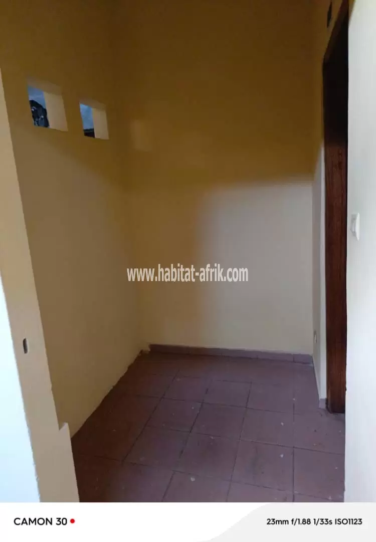 Je mets en location un appartement de pièce douche wc interne sans cuisine a agoe demakpoe lome togo