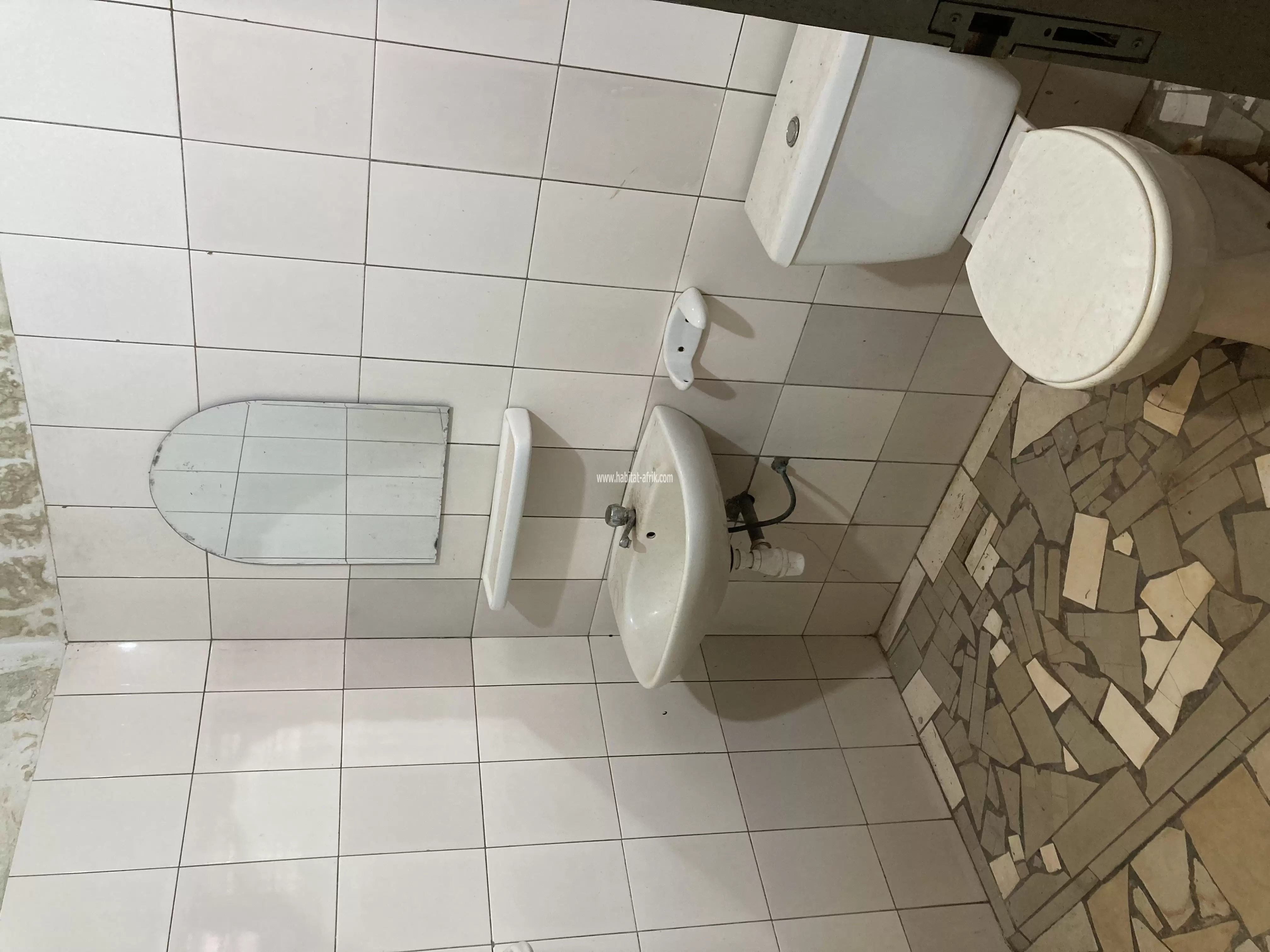 Je mets en location une maison cour unique de chambre salon douche cuisine interne et wc visite a segbe rasta antenne moov lome togo