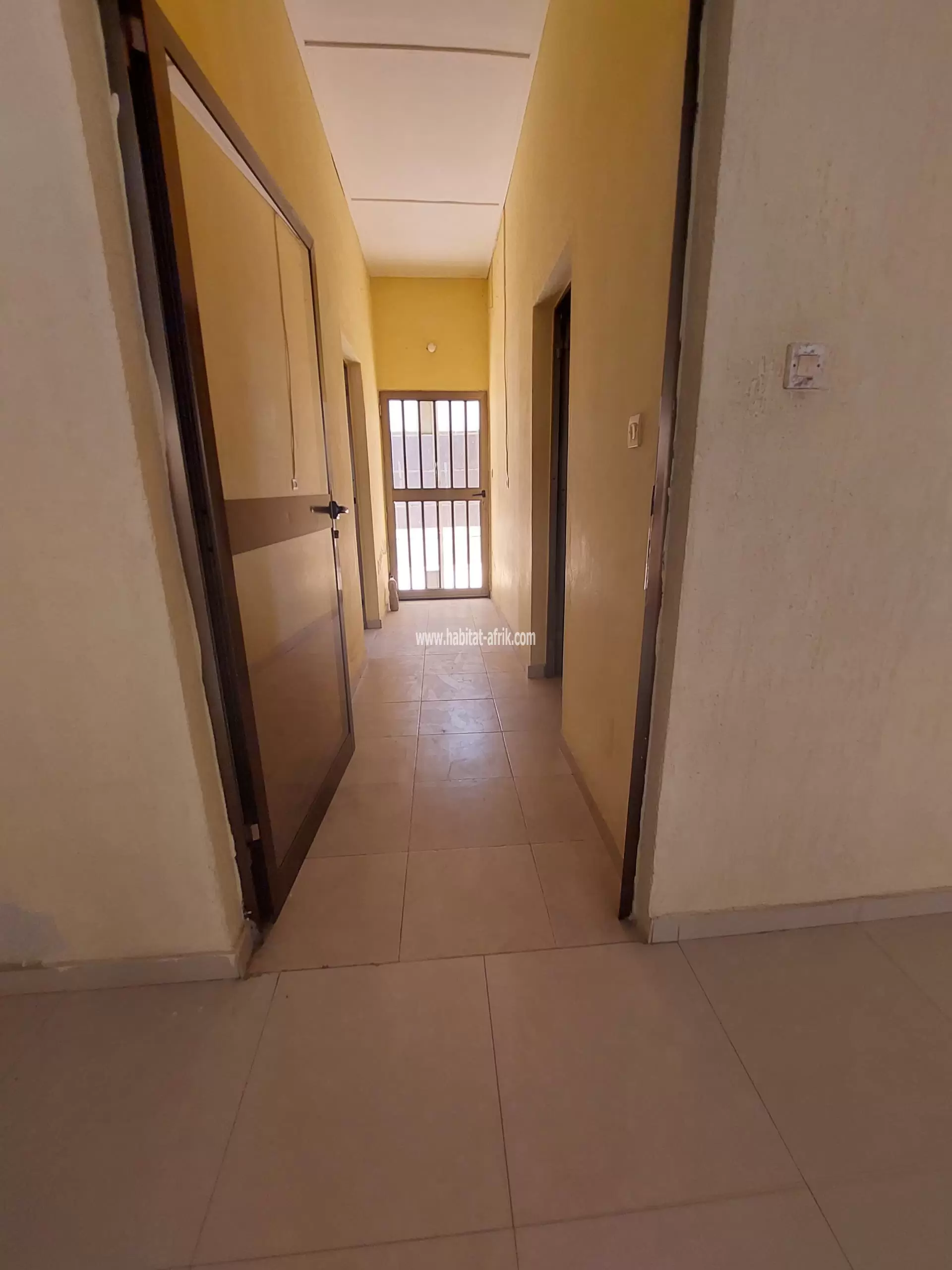 Cours unique 2 chambre salon 