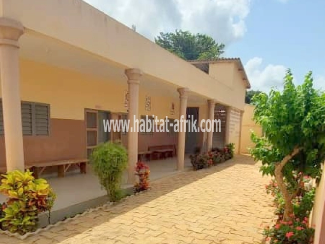 *À VENDRE UN BÂTIMENT HOPITAL COMPOSE DES EQUIPEMENTS SANITAIRE DEJA INSTALLES A OUIDAH.* 