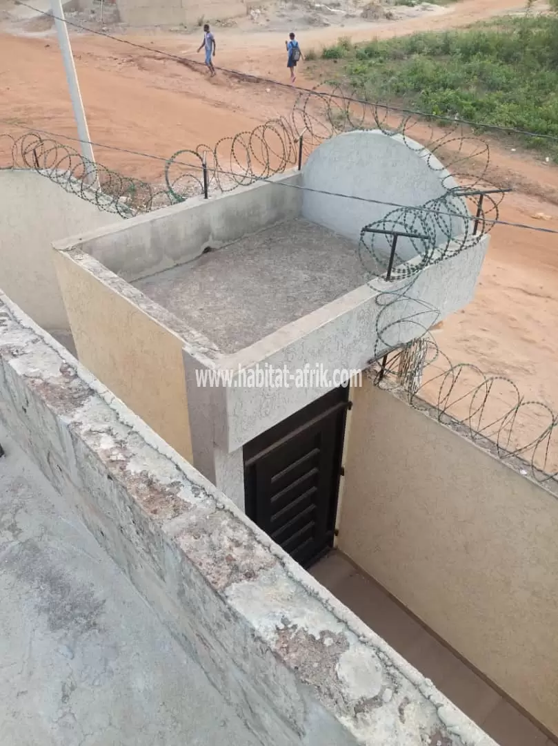 Je mets en vente une maison de 3 chambres sur demi lot a djagble abolave lome togo