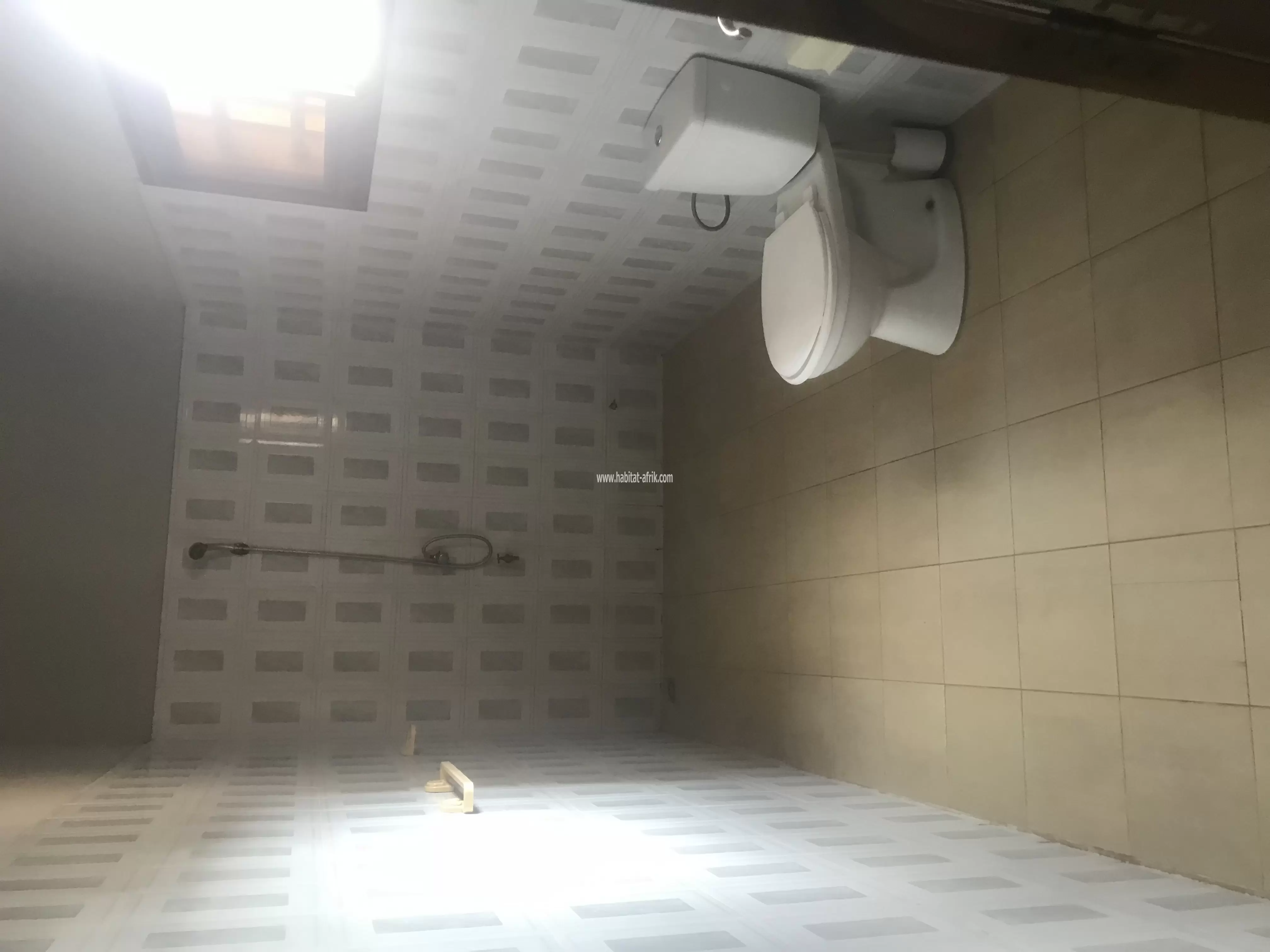 Je mets en location une maison meublée de quatre (4) chambres salon à atsiegou togo2000 à côté de la station d’essence fastar lome togo