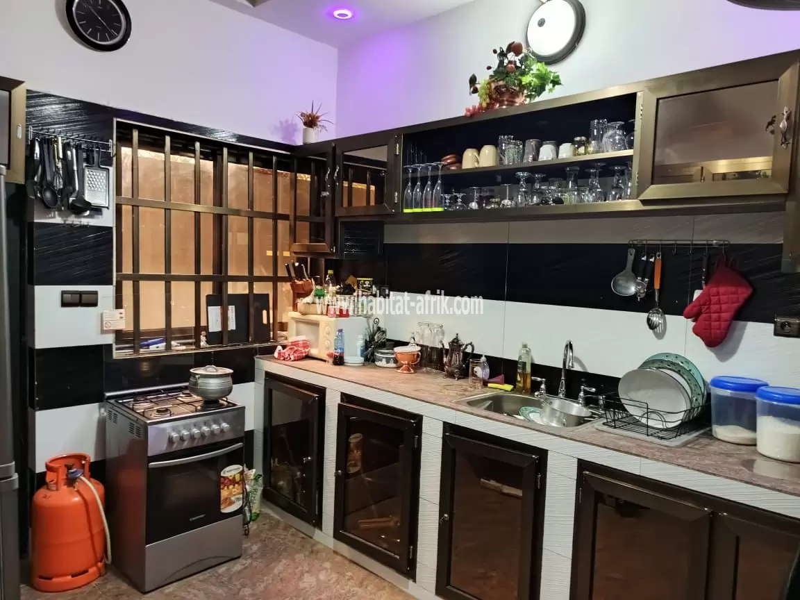 Je met en location une villa meublée cour unique de 03 chambre salon à agoè legbassito Lome-Tog