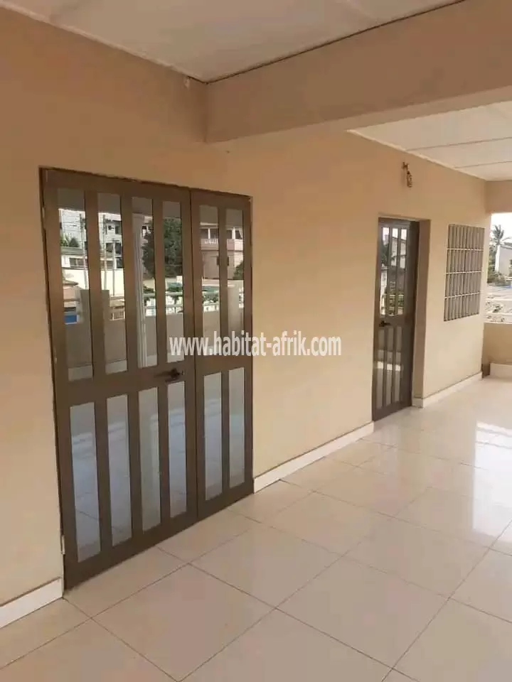 Je mets en vente une maison duplex de 5 chambres salon a agoe cacaveli lome togo