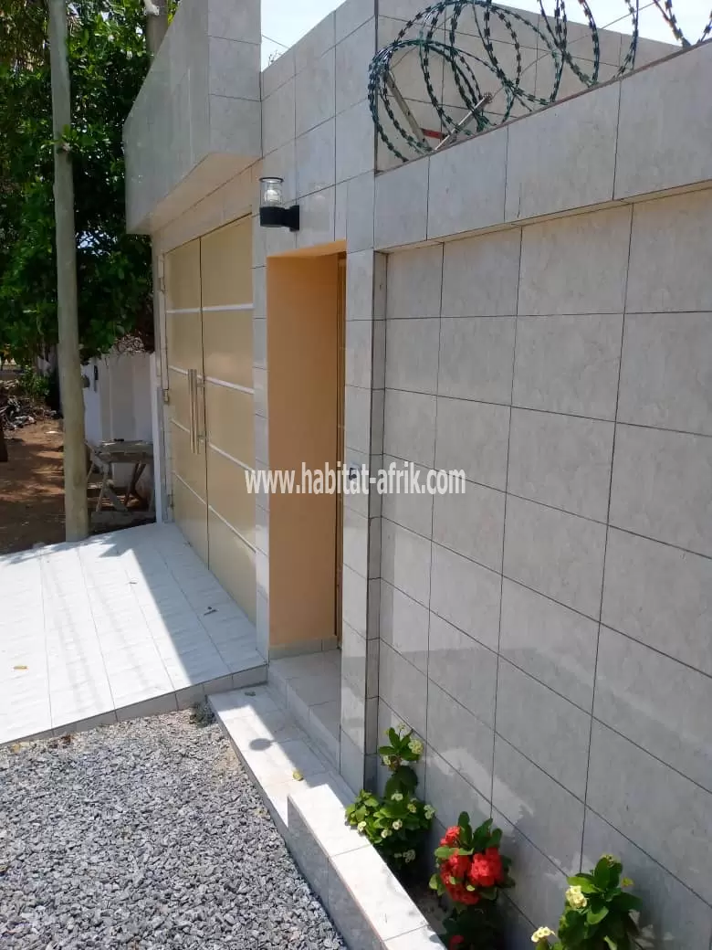 Je mets en vente une villa sur demi lot à avepozo 500m du goudron LOME togo 