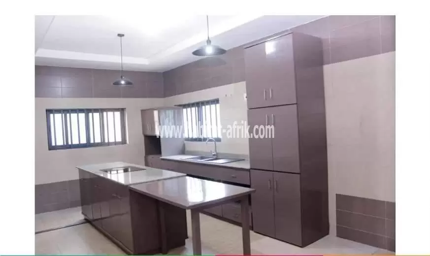 Je mets en location une villa de cinq chambres salon jardin à Hedzranawoe novissi lome togo 