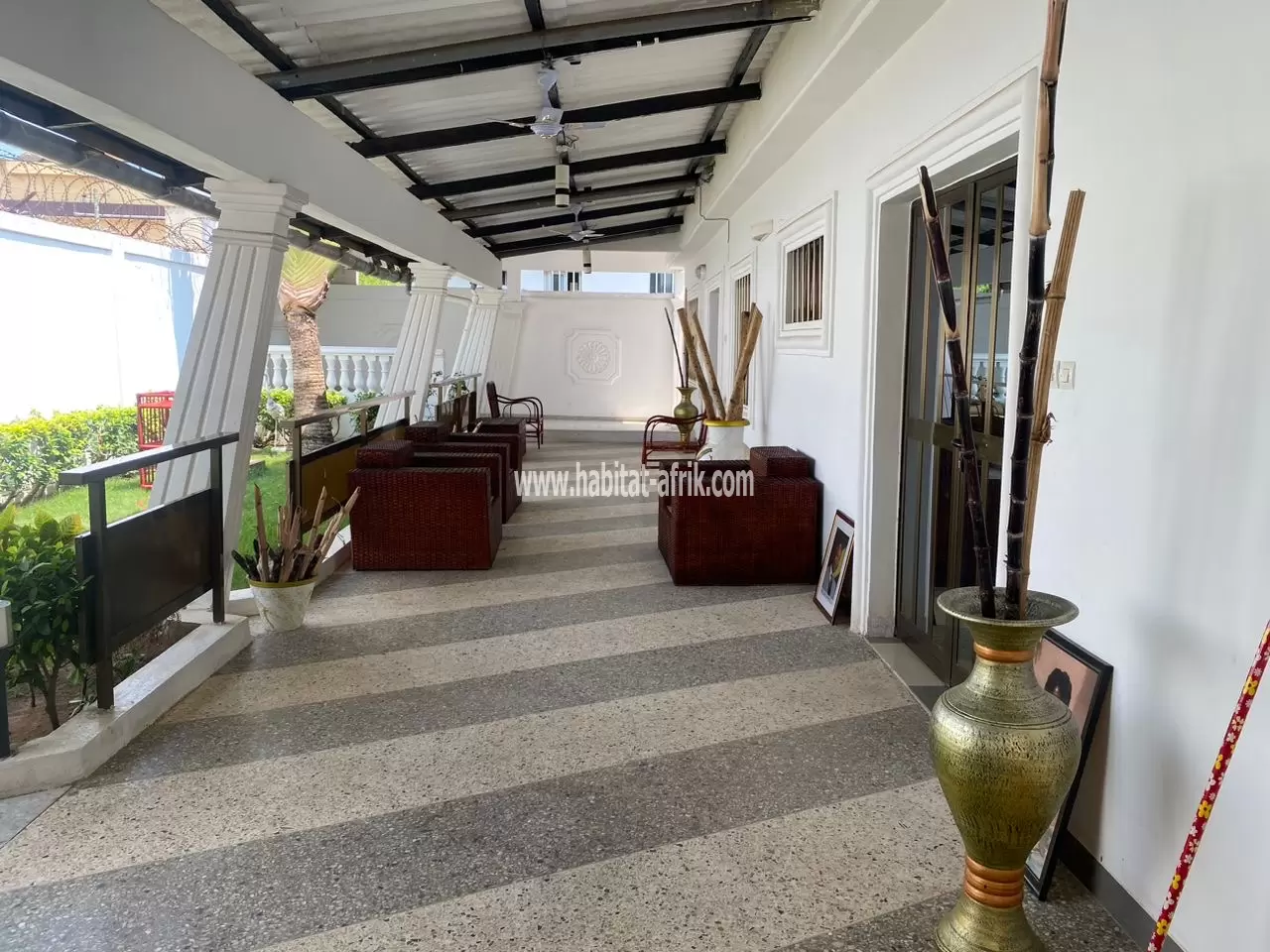 Je mets en location une villa meublée deux quatre (4) chambres deux (2) salon équipée à Forever lome togo