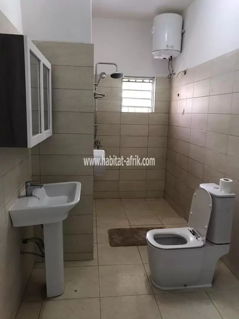 Je mets en location un appartement de trois (3) chambres salon meublé à baguida bateau vu juste 200m du goudron lome togo 