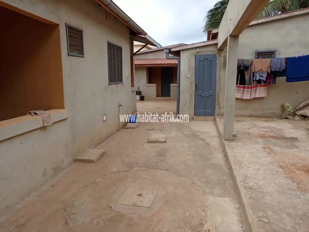 Je mets en vente une maison de location de 2 fois chambre salon et 2 fois pièce interne à AGOE demakpoe juste 150m du goudron LOME togo 