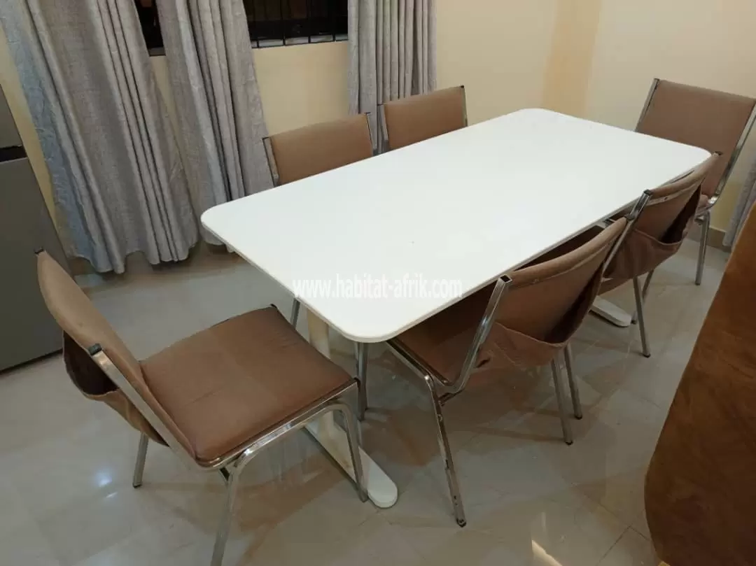 A louer appartement meublée cour unique à l’étage de 2 chambres salon à Avedji cito 200m du goudron lome togo 