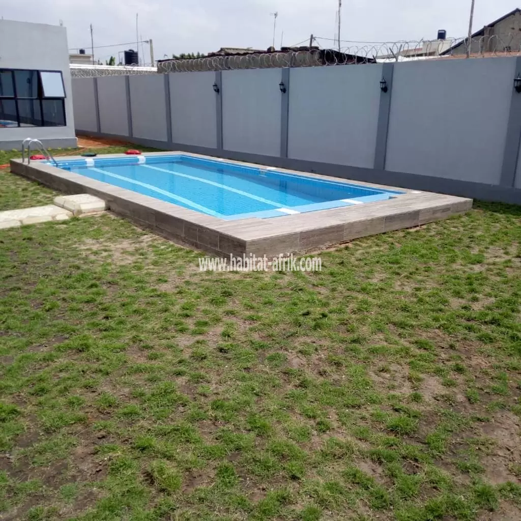 Villa avec piscine et grand jardin à vendre sur 750 mètres carrés 3 chambres et salon à adidogome soviepe lome togo