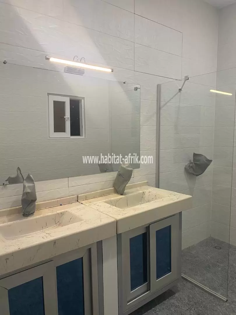 Je mets en vente une villa avec piscine a kegue stade de 5 chambres 2salon lome Togo 
