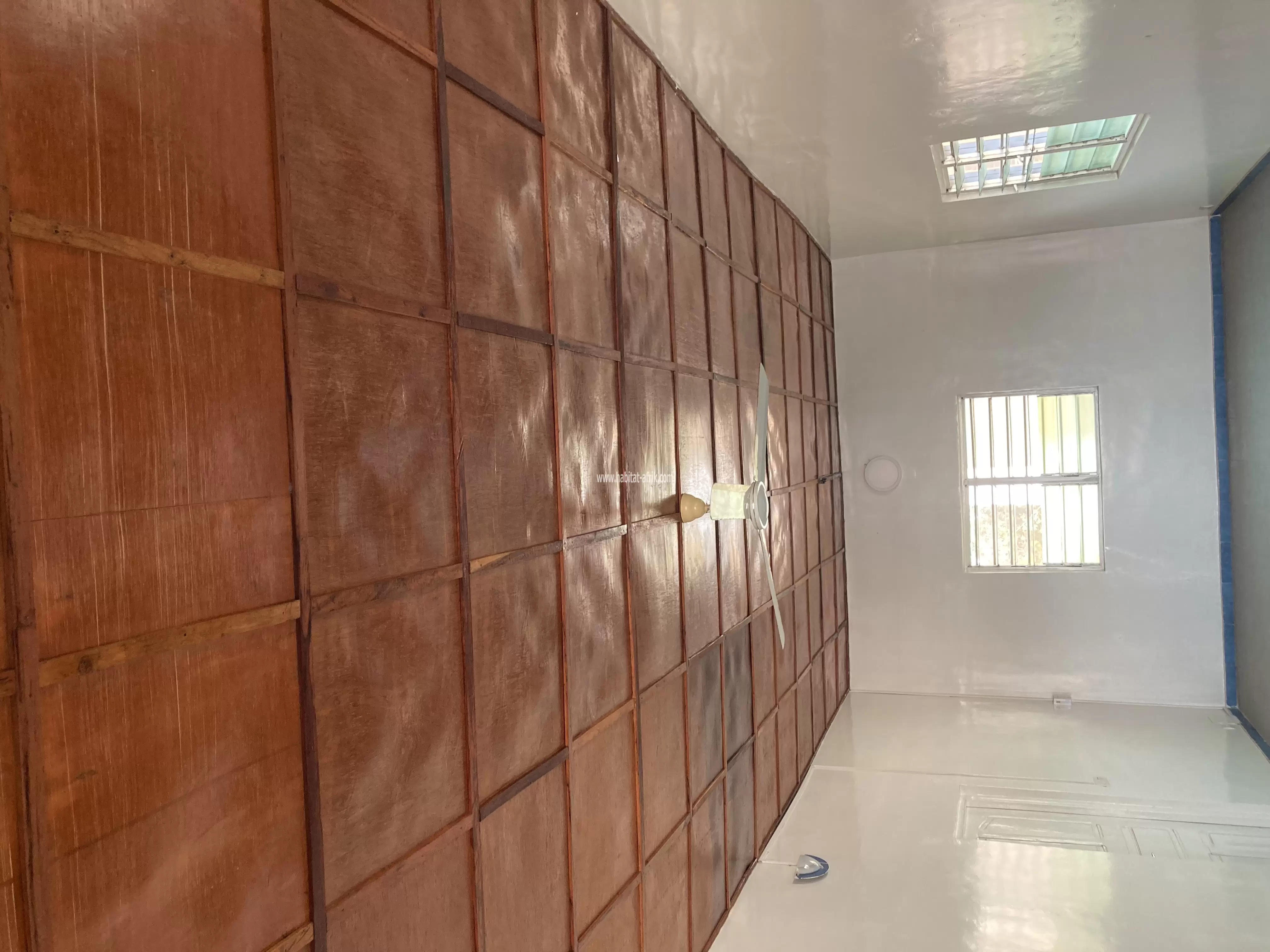 Je mets en location un appartement anglais cour unique a l’étage de 2 chambres salon wcd cuisine terrasse balcon paillote derrière la foire togo2000 lycée technique atsiegou lome togo