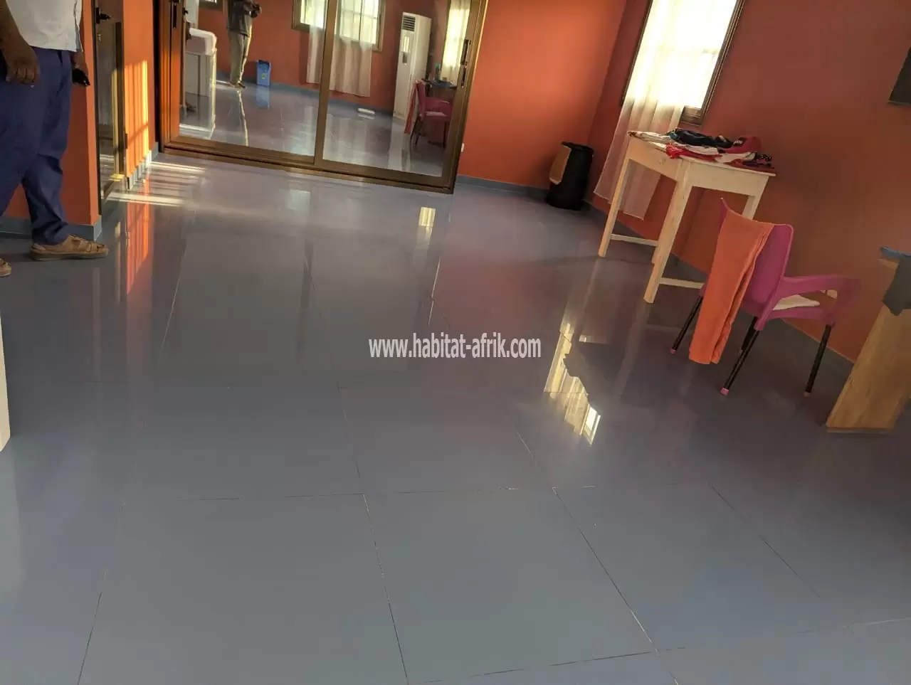Je mets en vente une villa duplex de 4 chambres salon avec un grand espace et un joli jardin fleuri à baguida 350m du goudron lome aneho