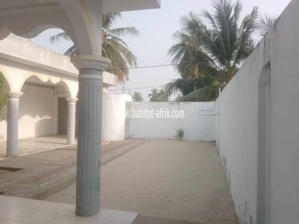 Je mets en vente une villa de 3 chambres salon sur demi lot a agbavi 50m du goudron lome togo