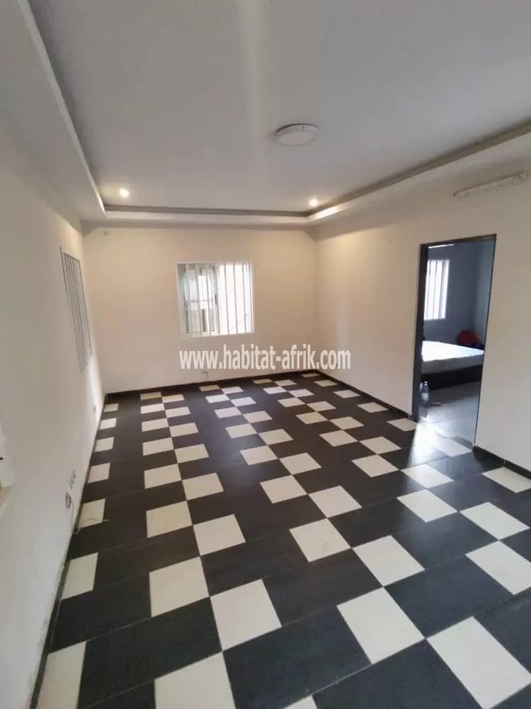 Je mets en location un immeuble de deux niveaux à Avedji limousine lome Togo 