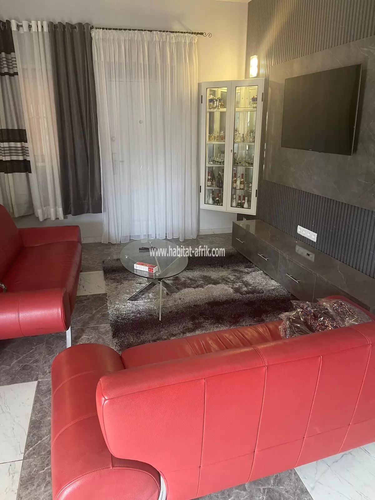 Je mets en vente une villa construite sur demi lot angle de rue dans la cité mokpokpo 2 chambres salon lome togo