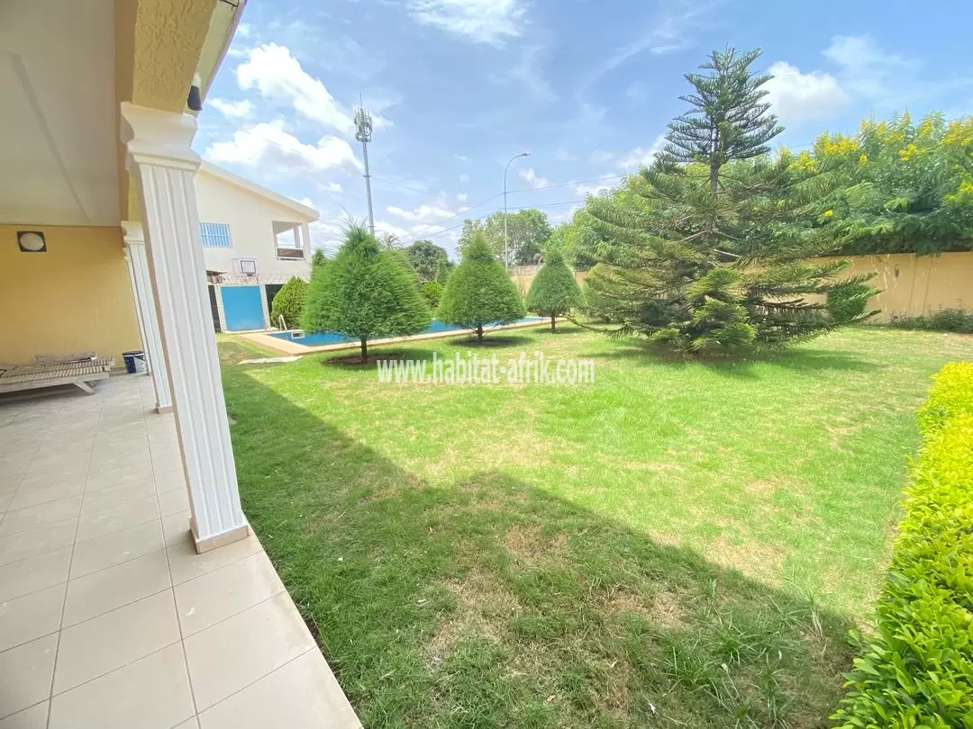 Je mets en location une grande villa avec jardin piscine 04 chambres plus 03 dépendance à GTA lome togo